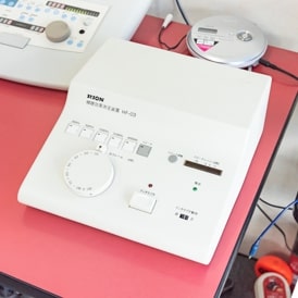岐阜補聴器が強みとする6つの安心サポートサービス06.補聴効果測定。補聴器をつけた後の効果を測定し、しっかりと聞こえていることが数値で分かるようにしております。